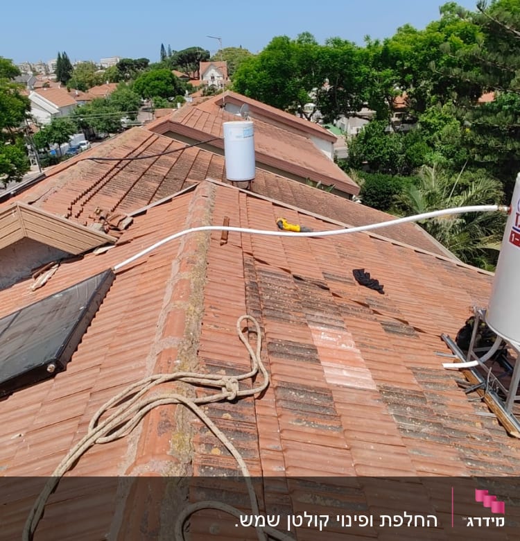 דוד שמש על גג רעפים עם קולטים וצינורות